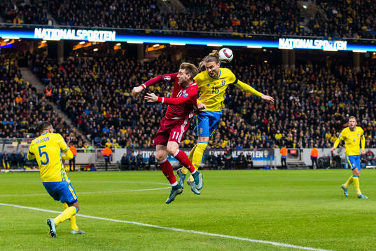 Danmarks Nicklas Bendtner i en nickduell med Sveriges Erik Johansson