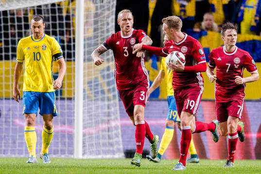 Danmarks Simon Kjär, Nicolai Jörgensen och William Kvist jublar efter reduceringsmålet 2-1