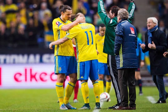 Sveriges Zlatan Ibrahimovic klappar om John Guidetti när han byts in