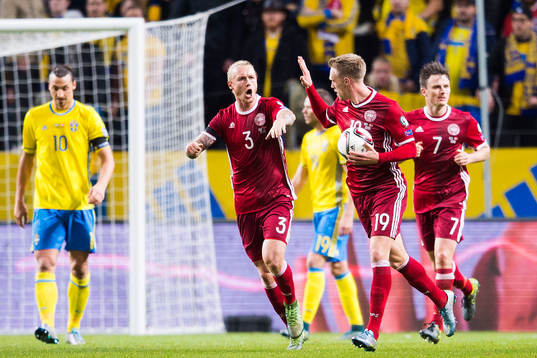 Danmarks Simon Kjär (tv) och Nicolai Jörgensen (th) jublar efter 2-1