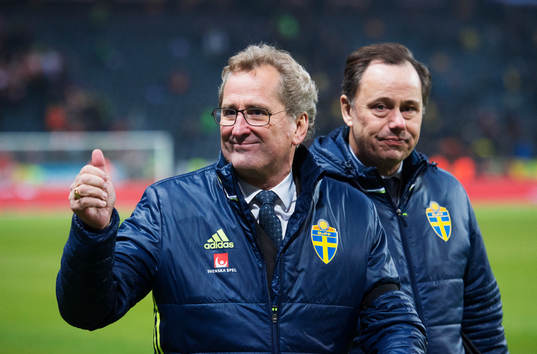 Sveriges förbundskapten Erik Hamrén gör tummen upp
