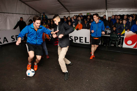 SkillTwins Josef och Jakob El Zein i Svenska Spels monter i Fan Zone