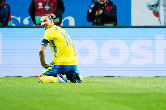 Sveriges Zlatan Ibrahimovic skrattar