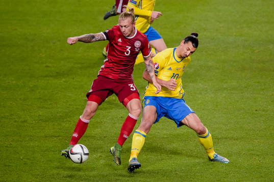 Danmarks Simon Kjär och Sveriges Zlatan Ibrahimovic i en duell