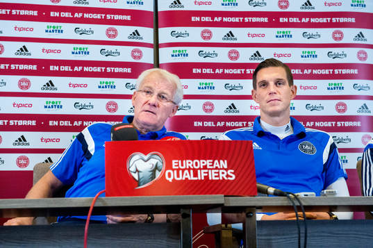 Danmarks förbundskapten Morten Olsen och Daniel Agger