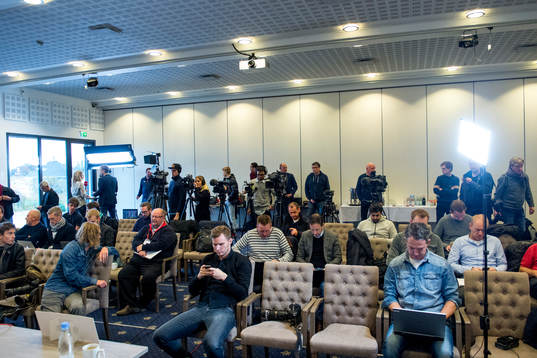 Media väntar på att en presskonferens med Danmarks landslag i fotboll ska börja den 16 november 2015 i Helsingör. 