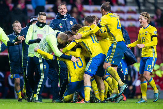 Sveriges spelare samlas runt Zlatan Ibrahimovic och jublar