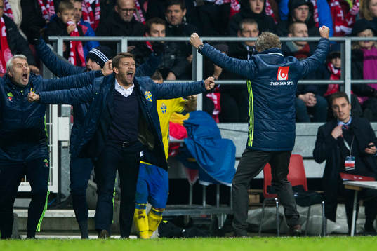 Sveriges players manager Marcus Allbäck och förbundskapten Erik Hamrén (med ryggen mot kameran) jublar efter slutsignalen av