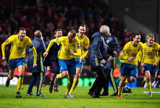 Sveriges Marcus Berg, players manager Marcus Allbäck, Andreas Granqvist, Zlatan Ibrahimovic, Gustav Svensson och Oscar Hiljemark jublar