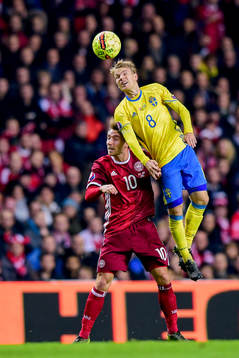 Danmarks Christian Eriksen i nickduell med Sveriges Oscar Lewicki