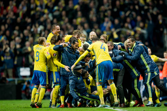 Sveriges spelare firar 0-2 av Zlatan Ibrahimovic
