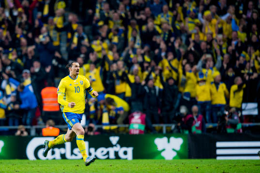 Sveriges Zlatan Ibrahimovic firar efter han gjort 0-2
