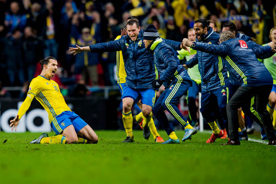 Sveriges Zlatan Ibrahimovic firar efter han gjort 0-2 med bänken