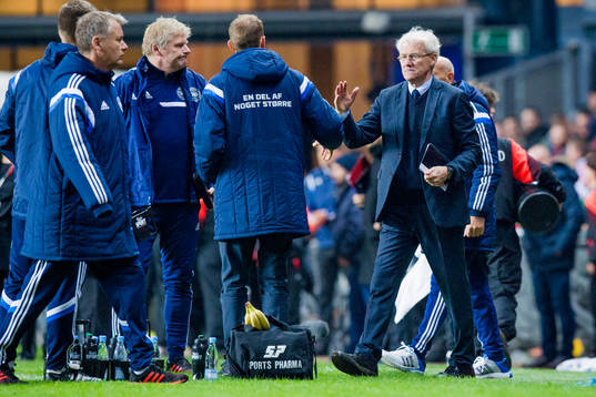Danmarks förbundskapten Morten Olsen tackar sitt ledarteam