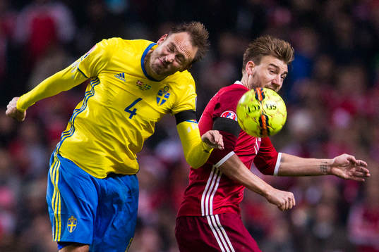 Sveriges Andreas Granqvist i en nickduell med Danmarks Nicklas Bendtner