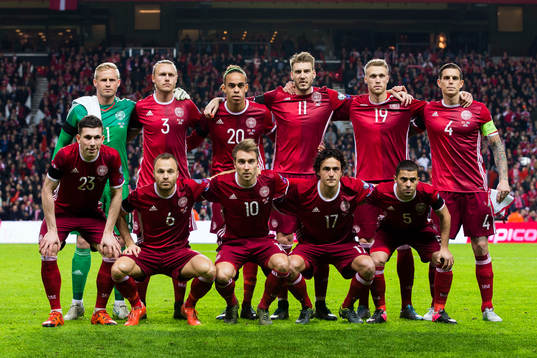  målvakt Kasper Schmeichel, Simon Kjär, Yussuf Poulsen, Nicklas Bendtner, Nicolai Jörgensen och Daniel Agger. Undre raden från vänster: Pierre Höjbjerg, Lars Jacobsen, Christian Eriksen, Thomas Delaney och Riza Durmisi.