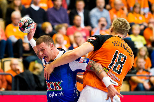 Kristianstads Fredric Pettersson försöker stoppa med hårda tag MOL Pick Szegeds Szabolcs Zubai