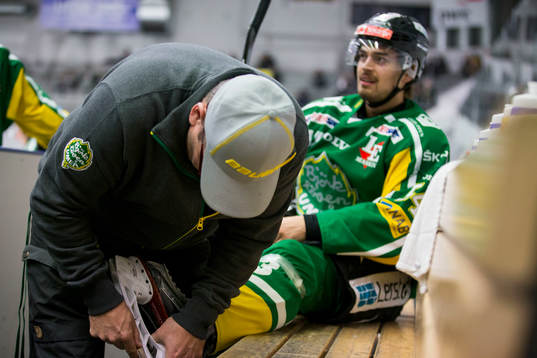 Björklövens Materialare Kent Sehlstedt hjälper