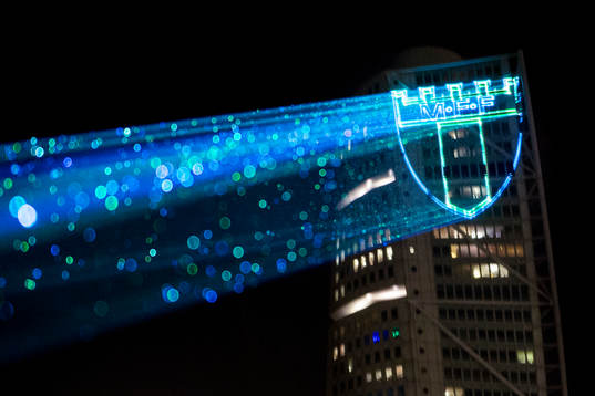 s emblem projicerad på toppen av Malmös högsta byggnad, Turning Torso den 24 november 2015 i Malmö.