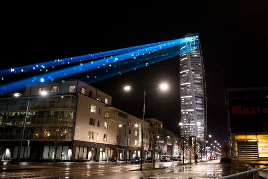 s emblem projicerad på toppen av Malmös högsta byggnad, Turning Torso den 24 november 2015 i Malmö.