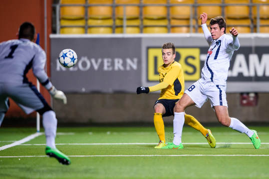 Elfsborgs Oscar Iglicar Berntsson lägger inlägg förbi FK