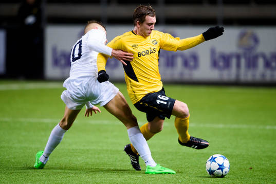 Elfsborgs Noel Jonsson tar sig förbi FK Rads Aleksandar