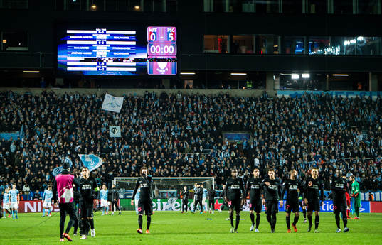 s spelare tackar publiken samtidigt som resultattavla visar