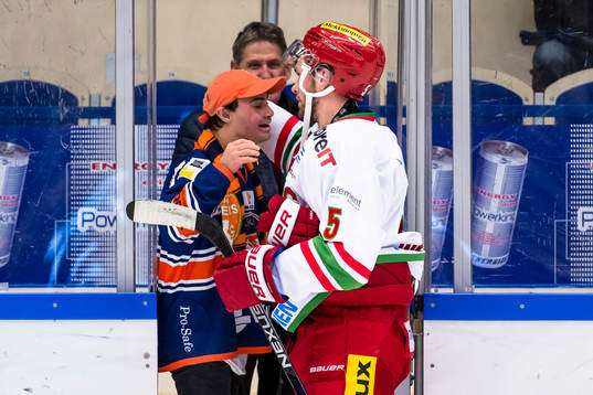 Modos Noah Welch kramar en Växjösupporter