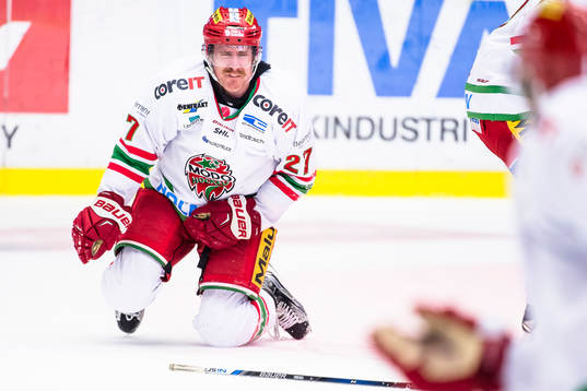 Modos Peter Öberg grinar illa