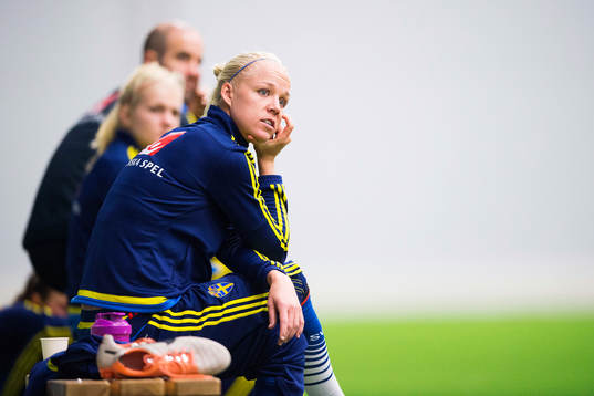Caroline Seger på bänken