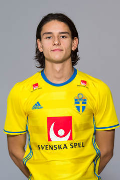 Emin Karaman som spelar i P17/98-landslaget, poserar för ett porträtt den 27 november 2015 i Stockholm.