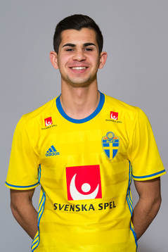 Onur Körhan som spelar i P17/98-landslaget, poserar för ett porträtt den 27 november 2015 i Stockholm.