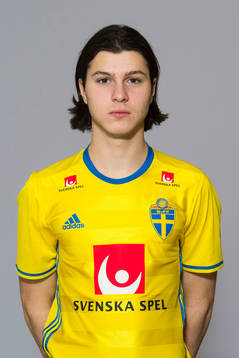 Mattias Özgun som spelar i P17/98-landslaget, poserar för ett porträtt den 27 november 2015 i Stockholm.