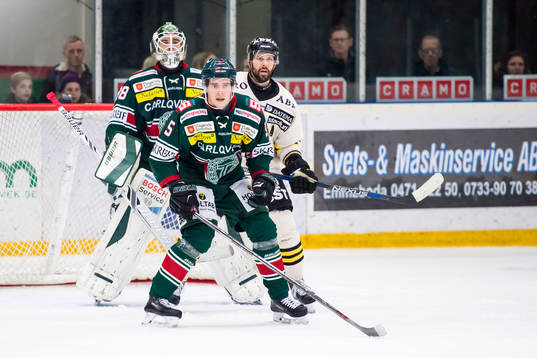 Tingsryds Niklas Enberg framför Tingsryds målvakt