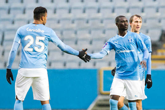 Malmös Luis Felipe Carvalho da Silva, med ryggen åt kameran, och Enoch Kofi Adu jublar över Adus straffmål