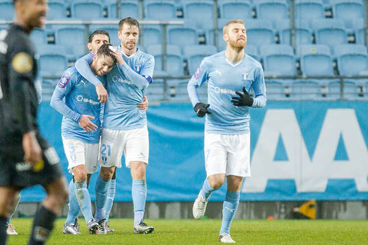 Malmös Erdal Rakip jublar tillsammans med lagkamrater efter sitt mål