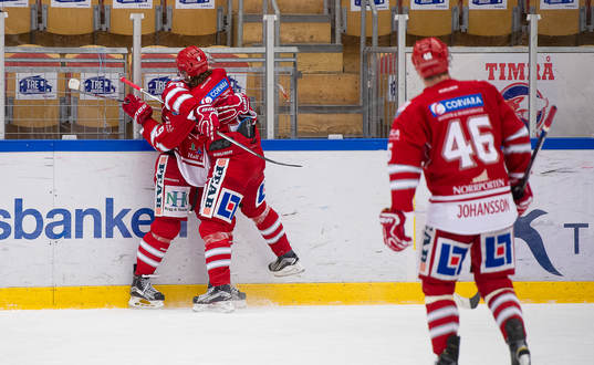 Timrås Per Hallin jublar