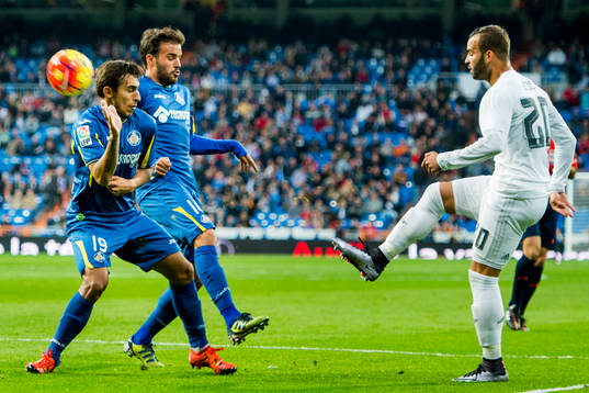 Real Madrids Jesé skjuter förbi Getafes Damián Suárez och Pedro León
