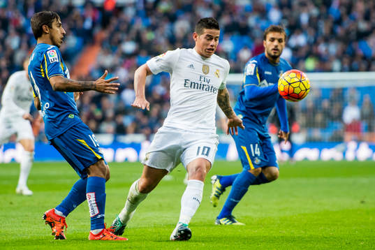 Getafes Damián Suárez och Pedro León bevakar Real Madrids James Rodríguez