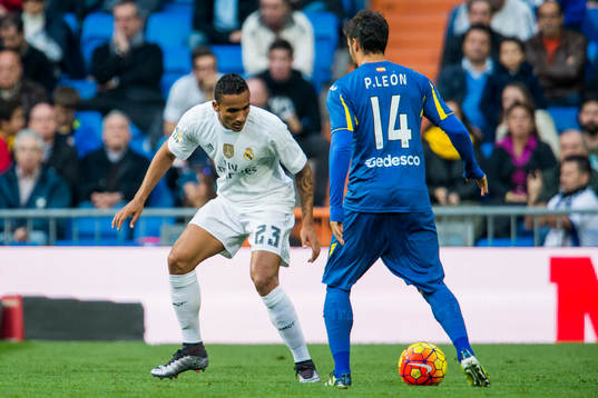 Real Madrids Danilo bevakar Getafes Pedro León 