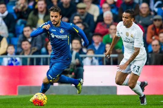 Getafes Pedro León jagas av Real Madrids Danilo