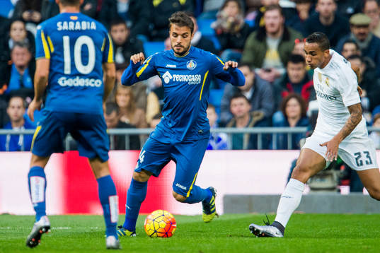 Getafes Pedro León jagas av Real Madrids Danilo