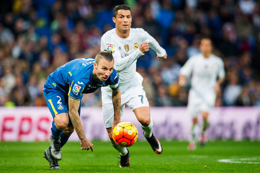 Real Madrids Cristiano Ronaldo jagar boll från Getafes Alexis