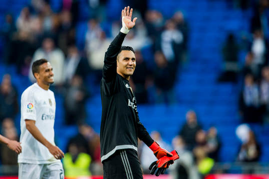 Real Madrids målvakt Keylor Navas tackar publiken när han lämnar fotbollsmatchen i La Liga mellan Real Madrid och Getafe den 5 december 2015 i Madrid.