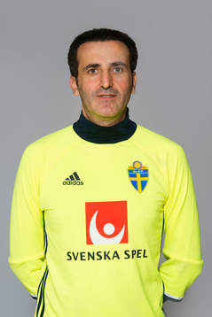 Elias Mineirji, tränare i P15/00-landslaget, poserar för ett porträtt den 11 december 2015 i Stockholm.