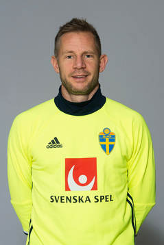 Stefan Larsson, naprapat i P15/00-landslaget, poserar för ett porträtt den 11 december 2015 i Stockholm.
