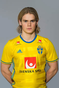 Hampus Finndell som spelar i P15/00-landslaget, poserar för ett porträtt den 11 december 2015 i Stockholm.