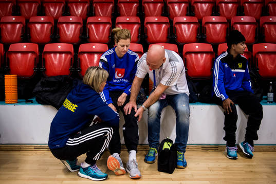 Läkare Michael Svensson Hendelberg (th) känner på Linnea