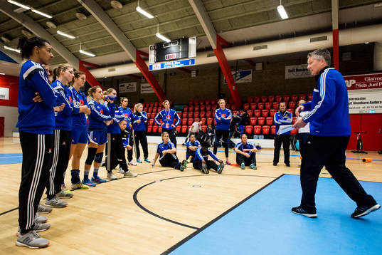 Förbundskapten Thomas Sivertsson och spelarna
