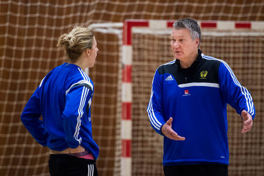 Förbundskapten Thomas Sivertsson pratar med Linnea